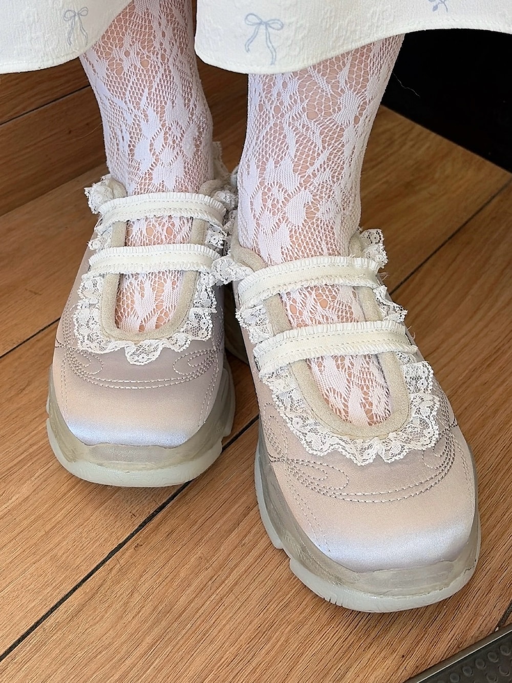 ブラック系のシャツ/ブラウス、グリーン系のハンドバッグ、ホワイト系のワンピースを着用したレディースの冬コーディネートの8枚目の写真