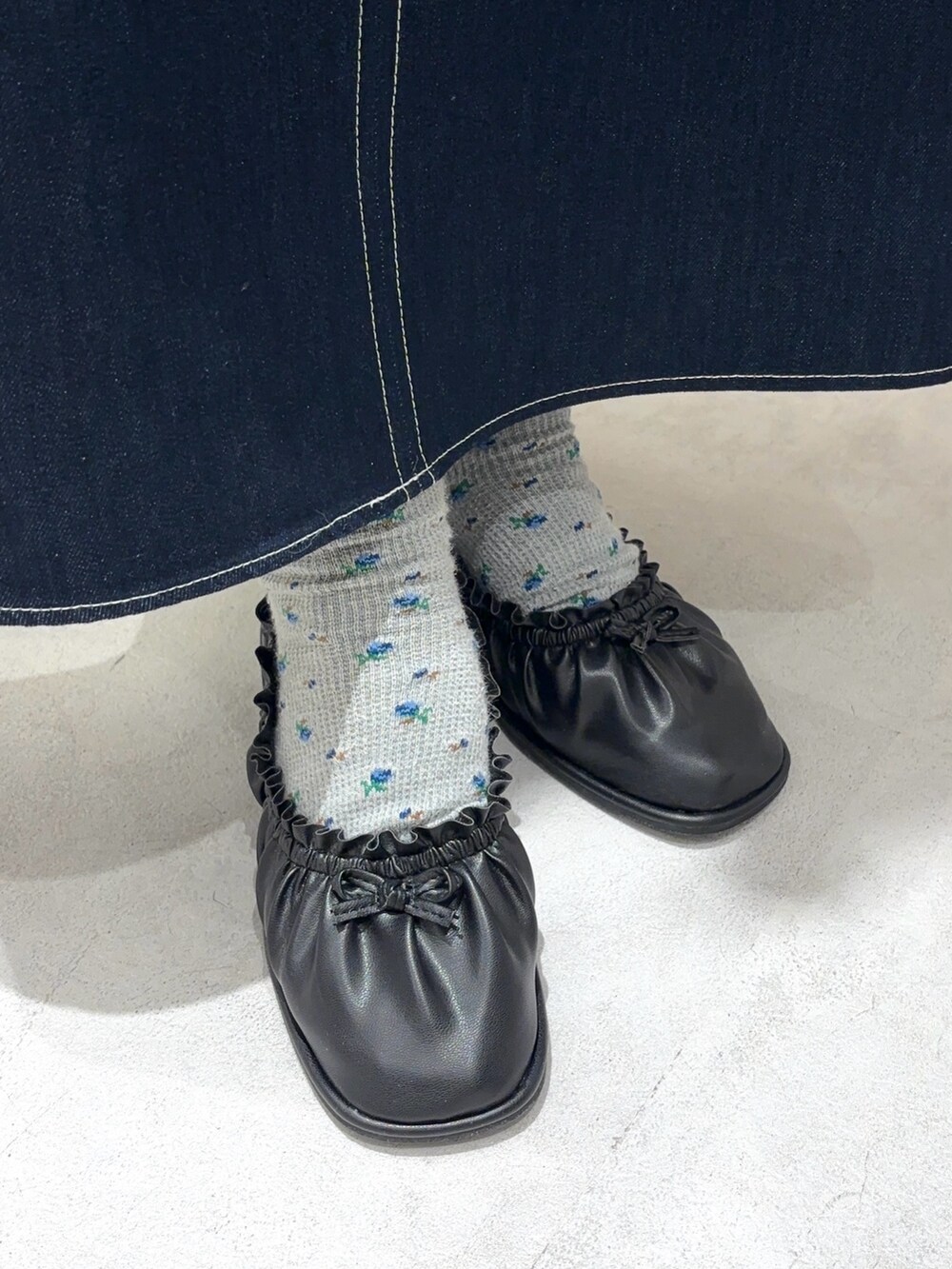 ブルー系のワンピース、ブラック系のパンプス、ピンク系のTシャツ/カットソーを着用したレディースの春コーディネートの4枚目の写真