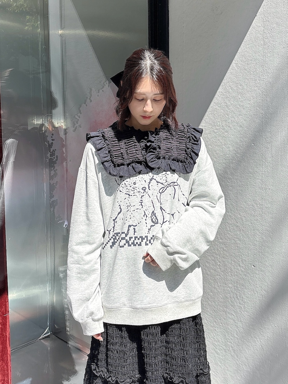 ブラック系のシャツ/ブラウス、グレー系のスウェット、ブラック系のスカートを着用したレディースの夏コーディネートの3枚目の写真