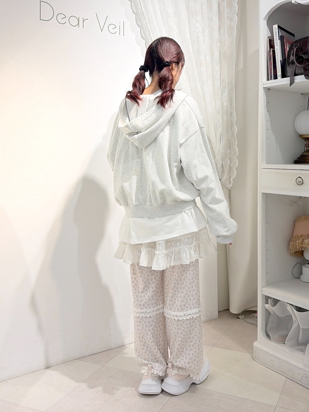 ホワイト系のスカート、ピンク系のカーゴパンツ、ホワイト系のTシャツ/カットソーを着用したレディースの夏コーディネートの2枚目の写真
