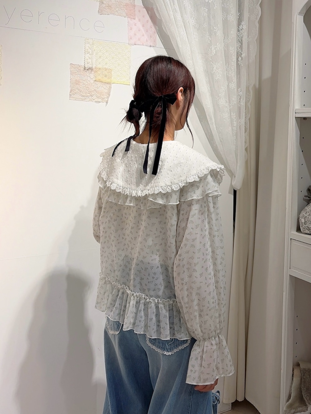 ホワイト系のシャツ/ブラウス、ブルー系のカーディガン/ボレロ、ブルー系のデニムパンツを着用したレディースの冬コーディネートの4枚目の写真