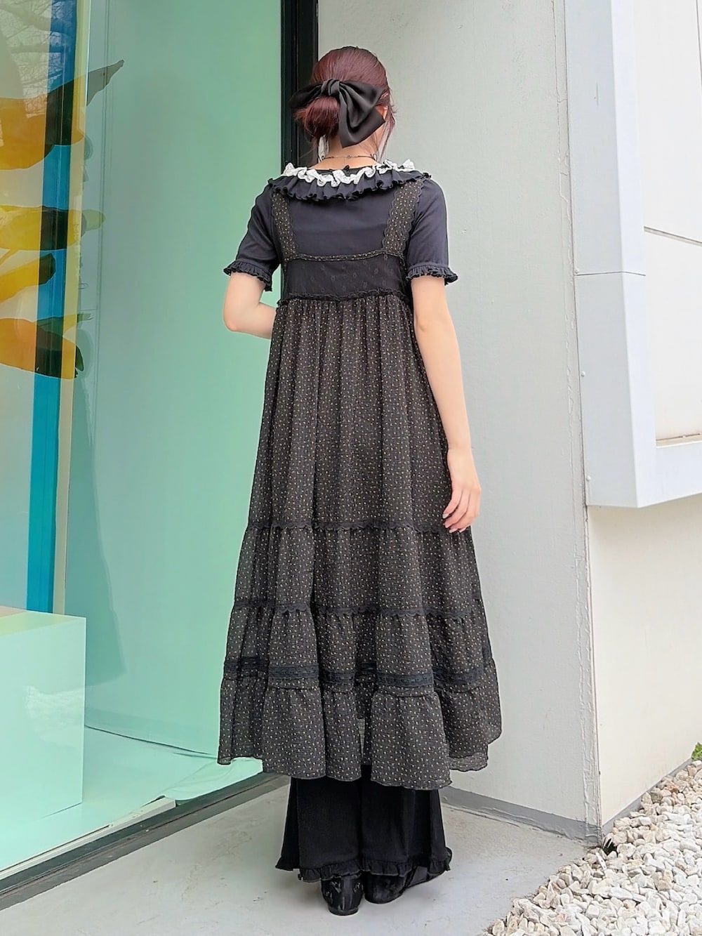 ブルー系のTシャツ/カットソー、ブラック系のワンピース、ブラック系のその他パンツを着用したレディースの春コーディネートの2枚目の写真