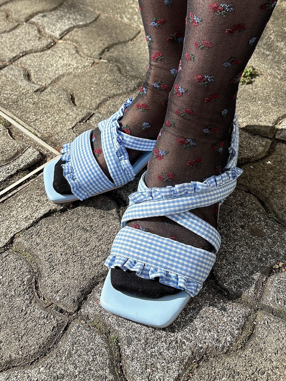 ブルー系のキャミソール、ホワイト系のTシャツ/カットソー、ブラック系のスカートを着用したレディースの春コーディネートの5枚目の写真