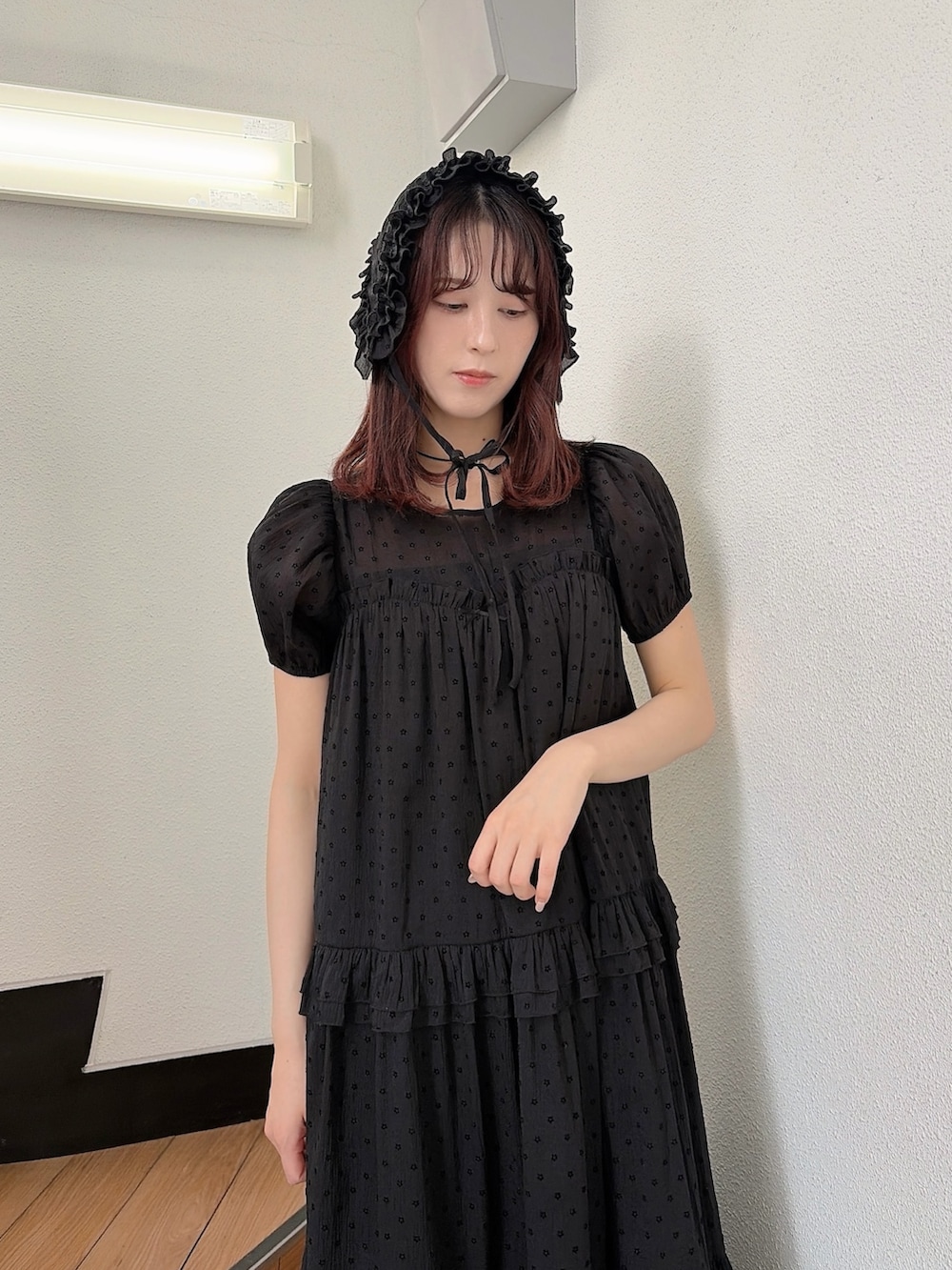 ブラック系のワンピース、ブラック系のスニーカー、ブラック系のカチューシャを着用したレディースの春コーディネートの3枚目の写真