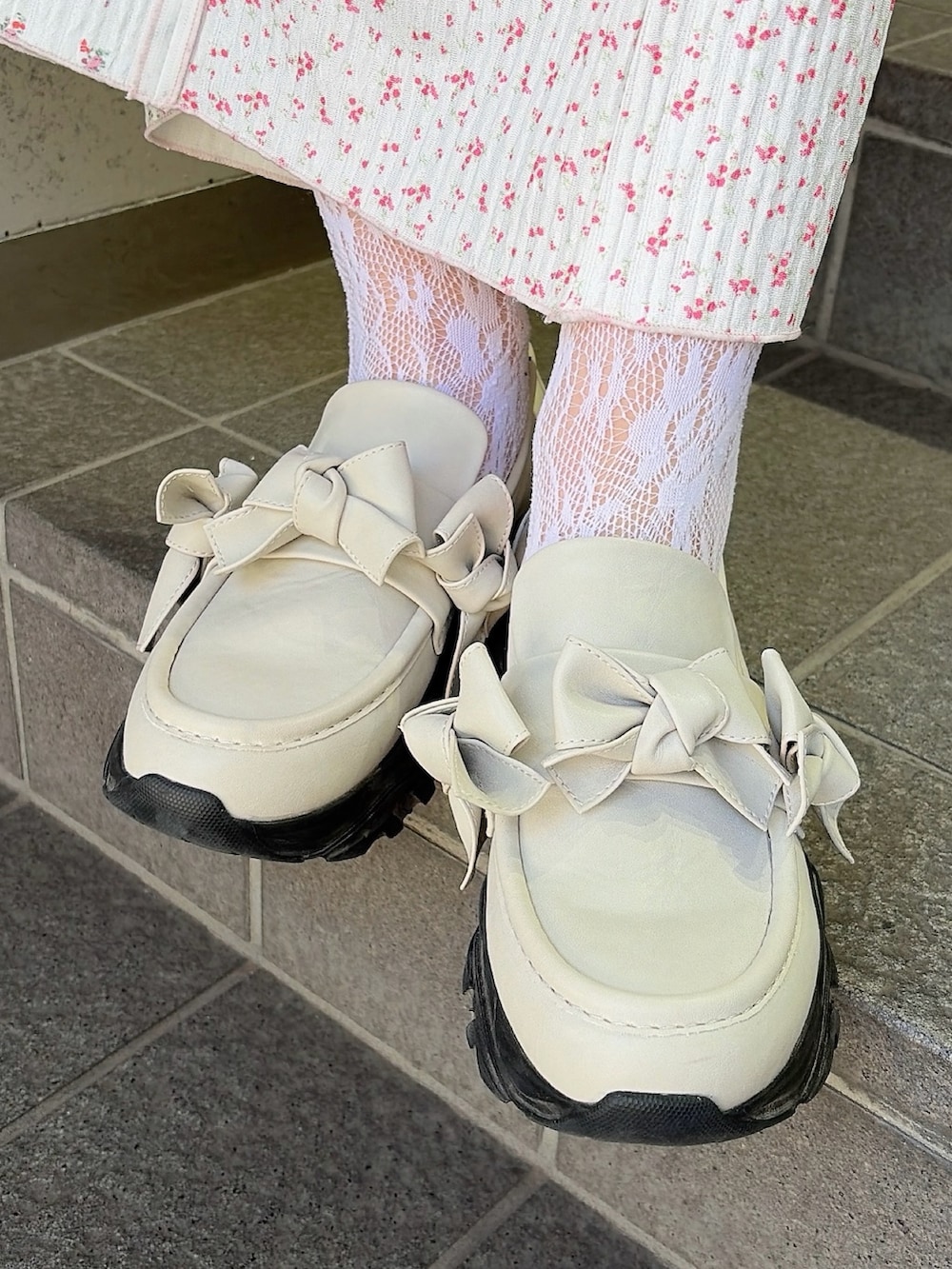 ホワイト系のスウェット、ホワイト系のショルダーバッグ、ピンク系のスカートを着用したレディースの冬コーディネートの8枚目の写真