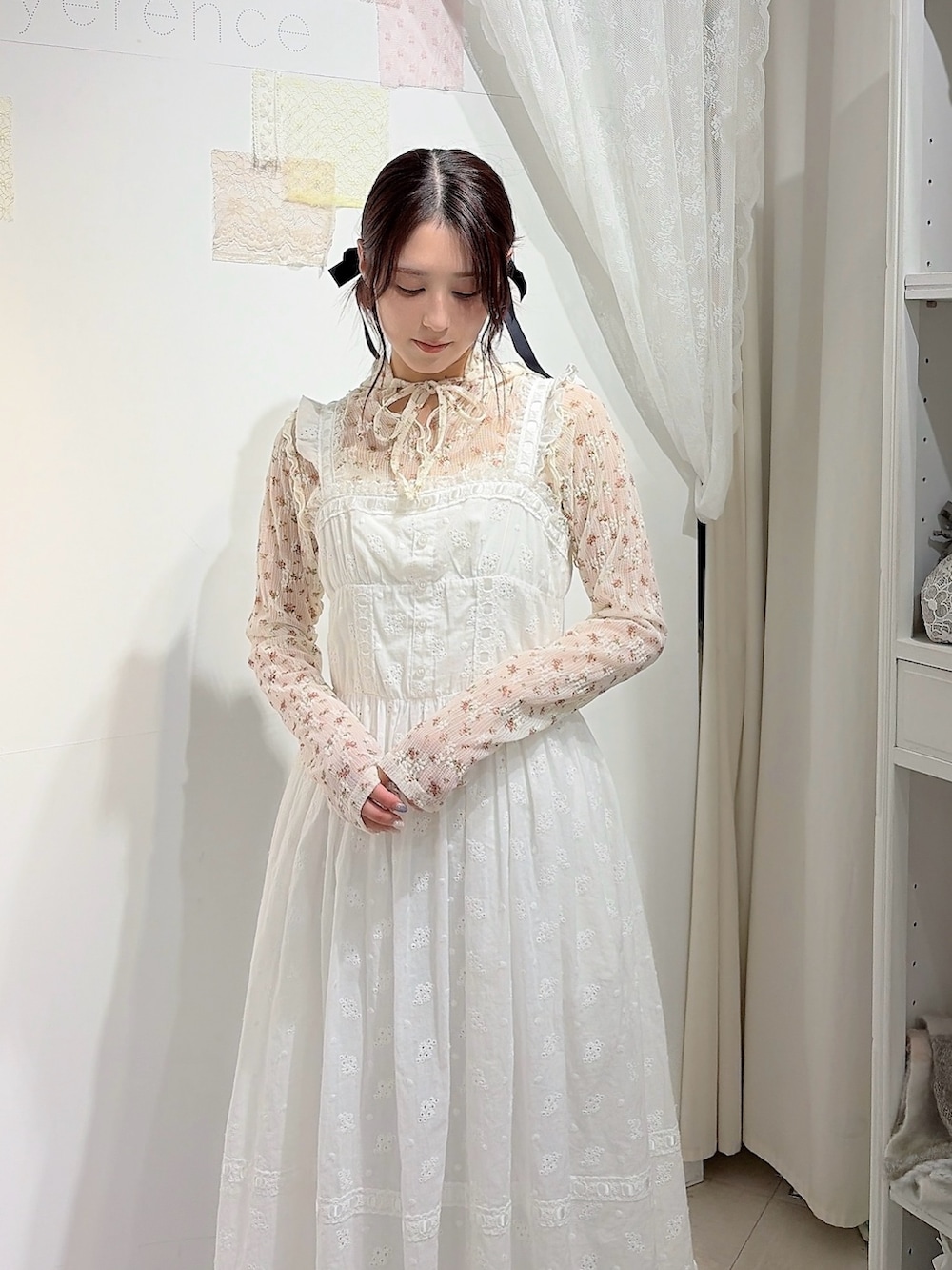 ホワイト系のTシャツ/カットソー、ホワイト系のワンピース、グレー系のスウェットパンツを着用したレディースの冬コーディネートの3枚目の写真