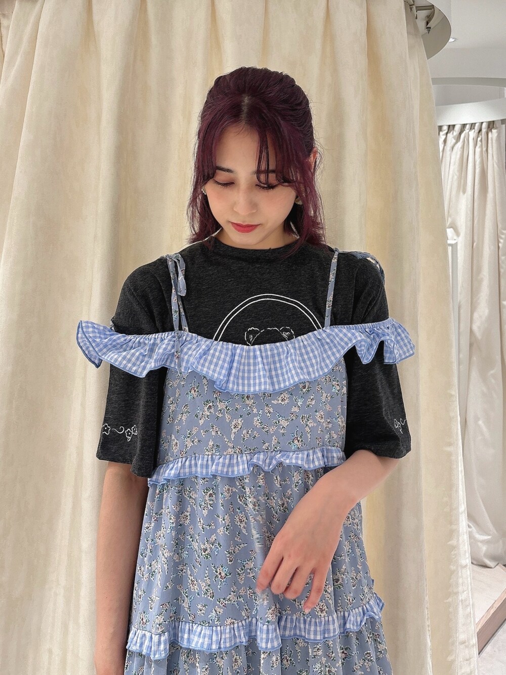 ブルー系のワンピース、グレー系のTシャツ/カットソー、ブラック系のサンダルを着用したレディースの春コーディネートの3枚目の写真