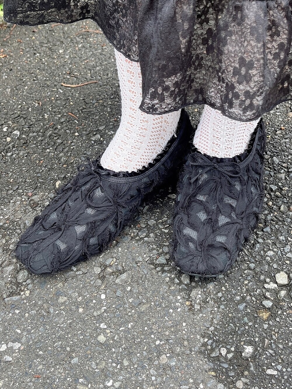ブラック系のワンピース、ブラック系のパンプス、ブラック系のシュシュを着用したレディースの夏コーディネートの3枚目の写真