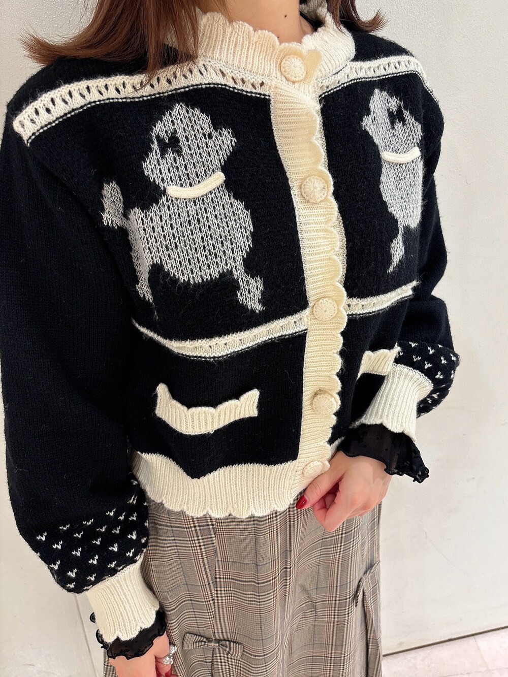 ブラック系のカーディガン/ボレロ、ブラック系のTシャツ/カットソー、ホワイト系のショルダーバッグを着用したレディースの秋コーディネートの6枚目の写真