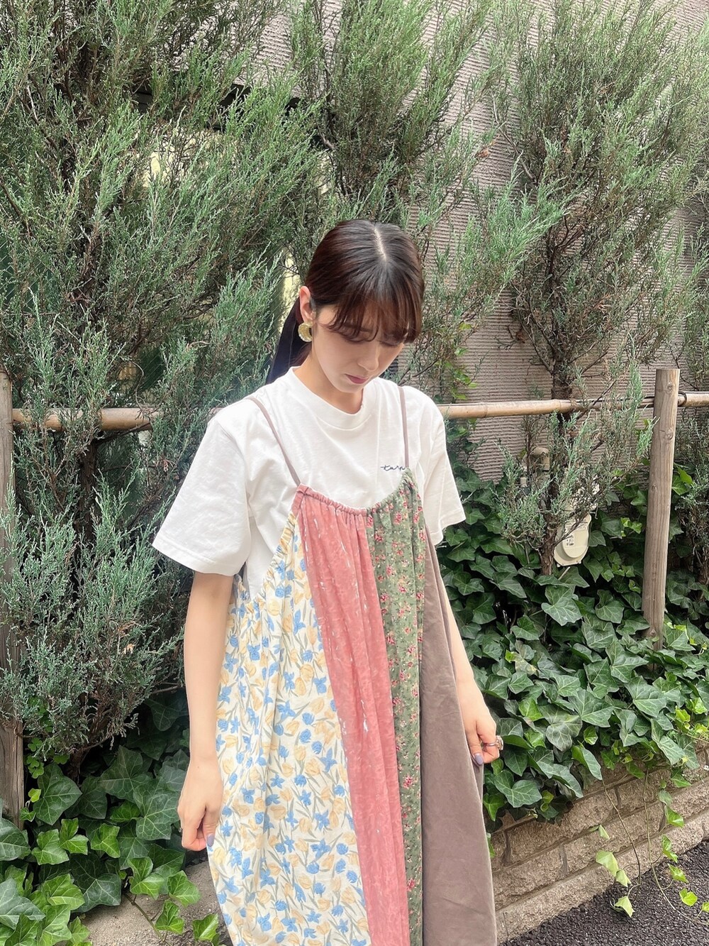 ホワイト系のTシャツ/カットソー、ピンク系のワンピース、ブラウン系のパンプスを着用したレディースの夏コーディネートの2枚目の写真