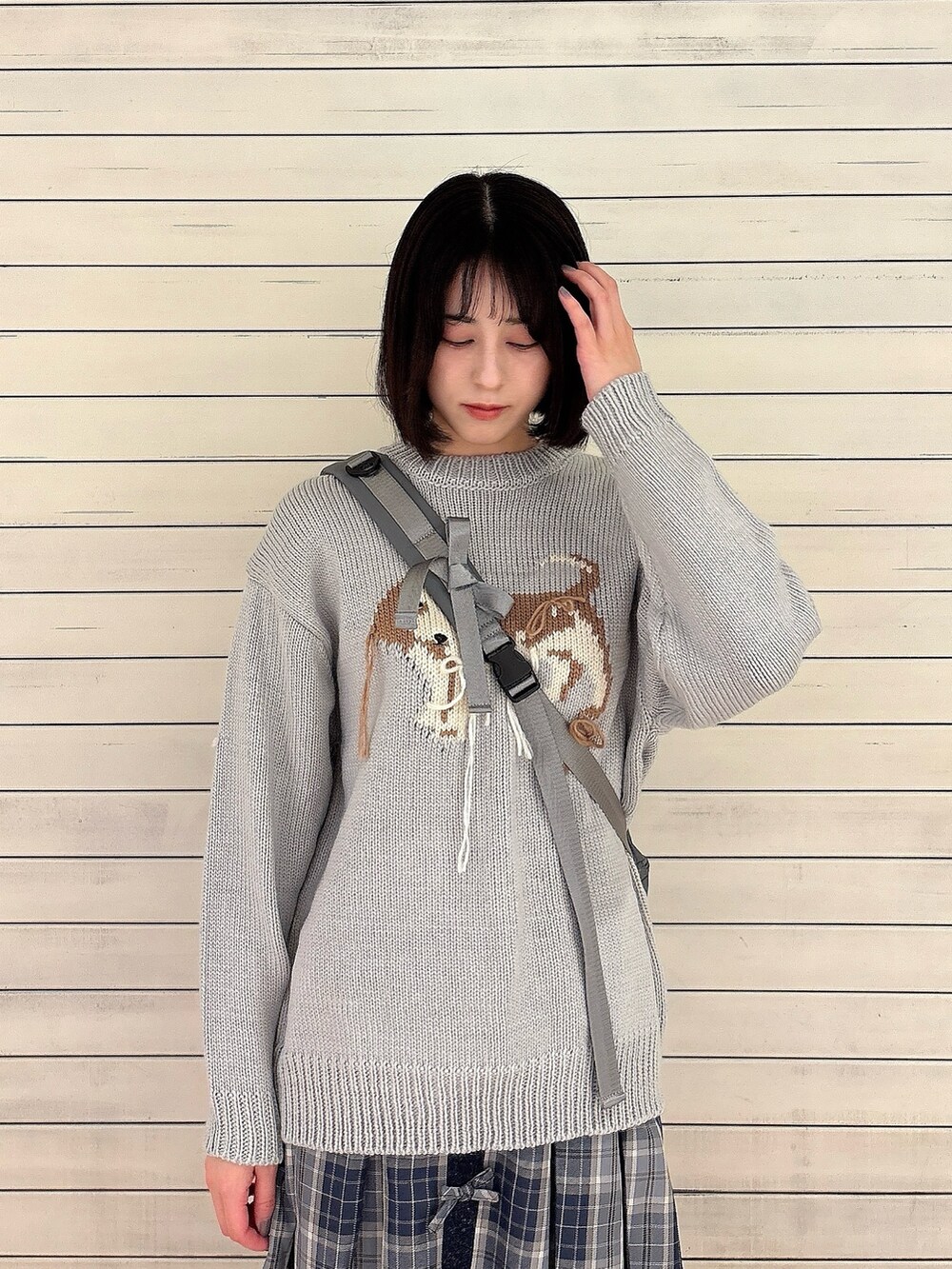 ブルー系のニット/セーター、ブルー系のスカート、ホワイト系のローファーを着用したレディースの冬コーディネートの3枚目の写真