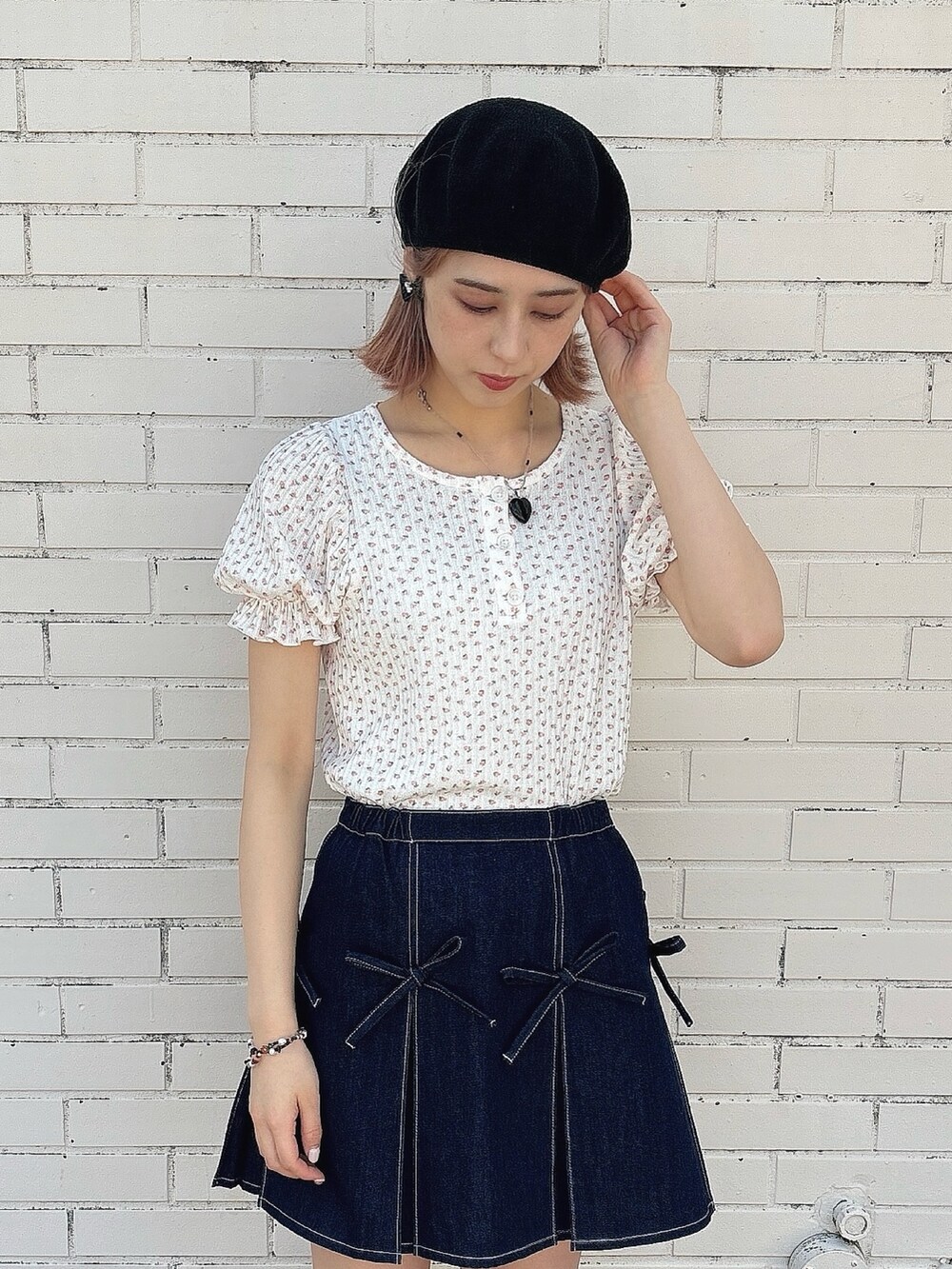 ブルー系のスカート、ブラック系のサンダル、ピンク系のTシャツ/カットソーを着用したレディースの春コーディネートの3枚目の写真