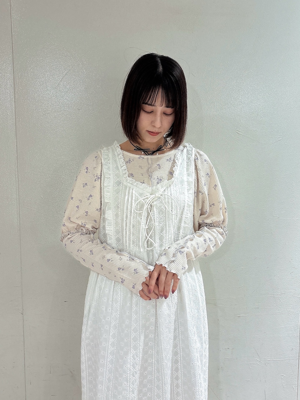 パープル系のTシャツ/カットソー、ホワイト系のワンピース、ホワイト系のショルダーバッグを着用したレディースの春コーディネートの3枚目の写真