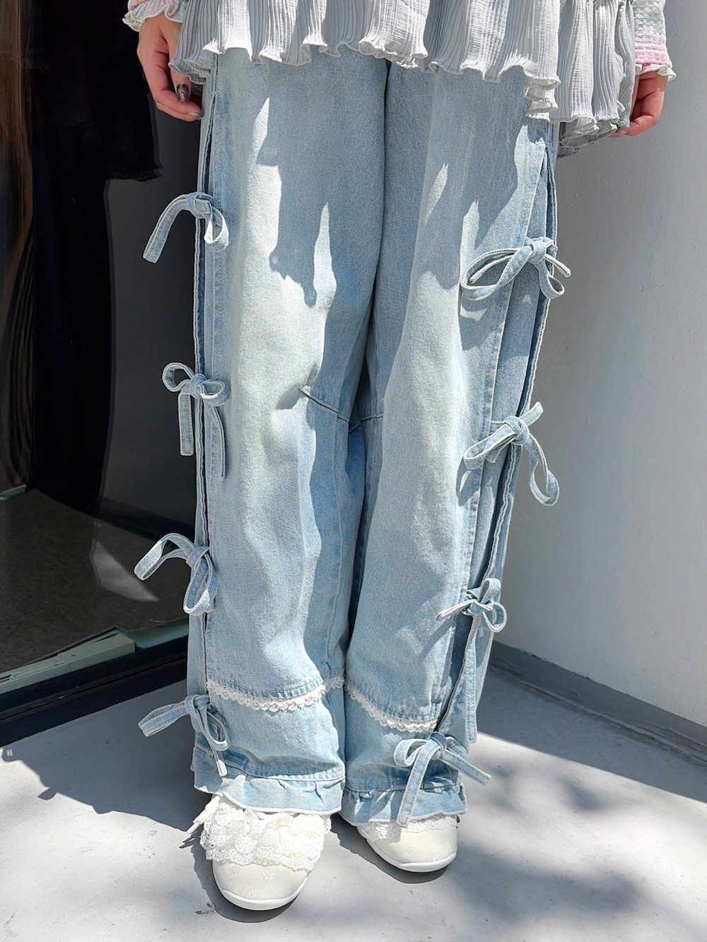 グリーン系のTシャツ/カットソー、ブルー系のシャツ/ブラウス、ホワイト系のスニーカーを着用したレディースの夏コーディネートの7枚目の写真