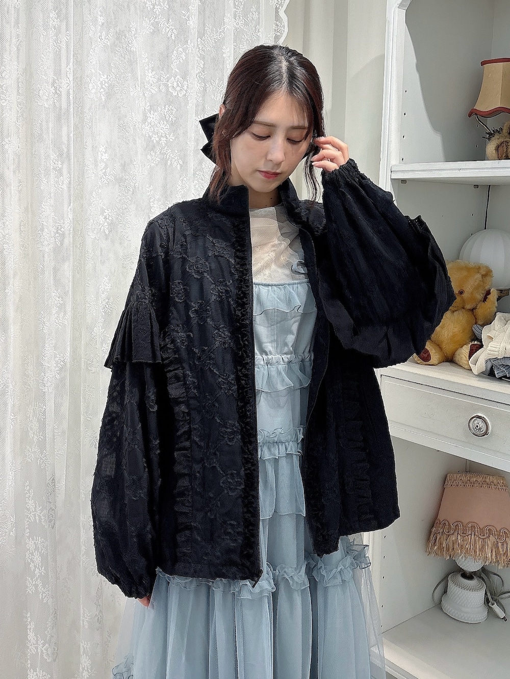ブルー系のワンピース、ブラック系のブーツ、ブラック系のブルゾンを着用したレディースの夏コーディネートの3枚目の写真