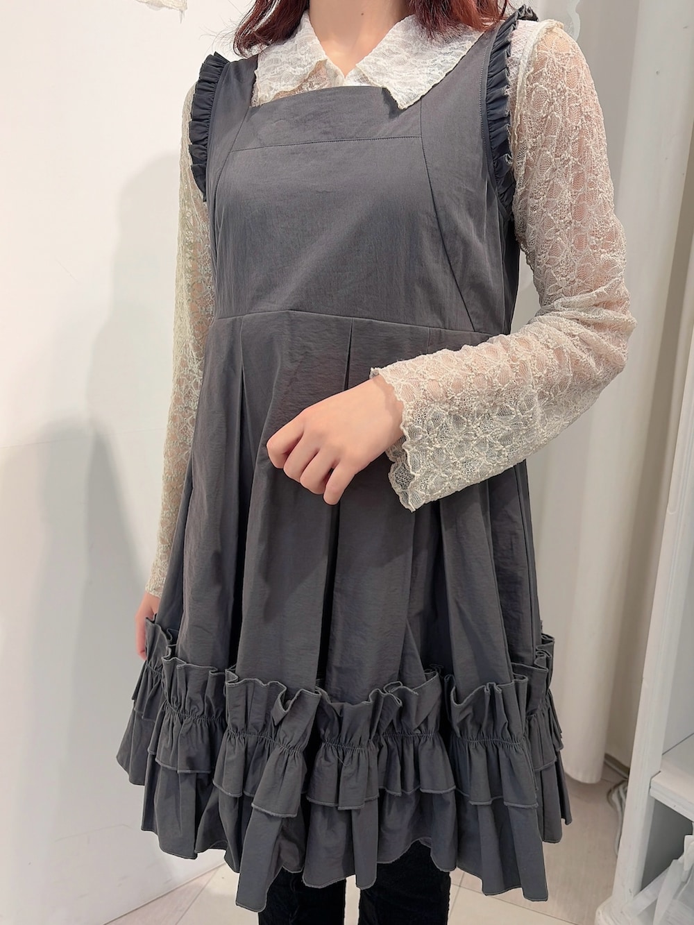 ベージュ系のシャツ/ブラウス、グレー系のワンピース、ブラック系のその他パンツを着用したレディースの冬コーディネートの5枚目の写真