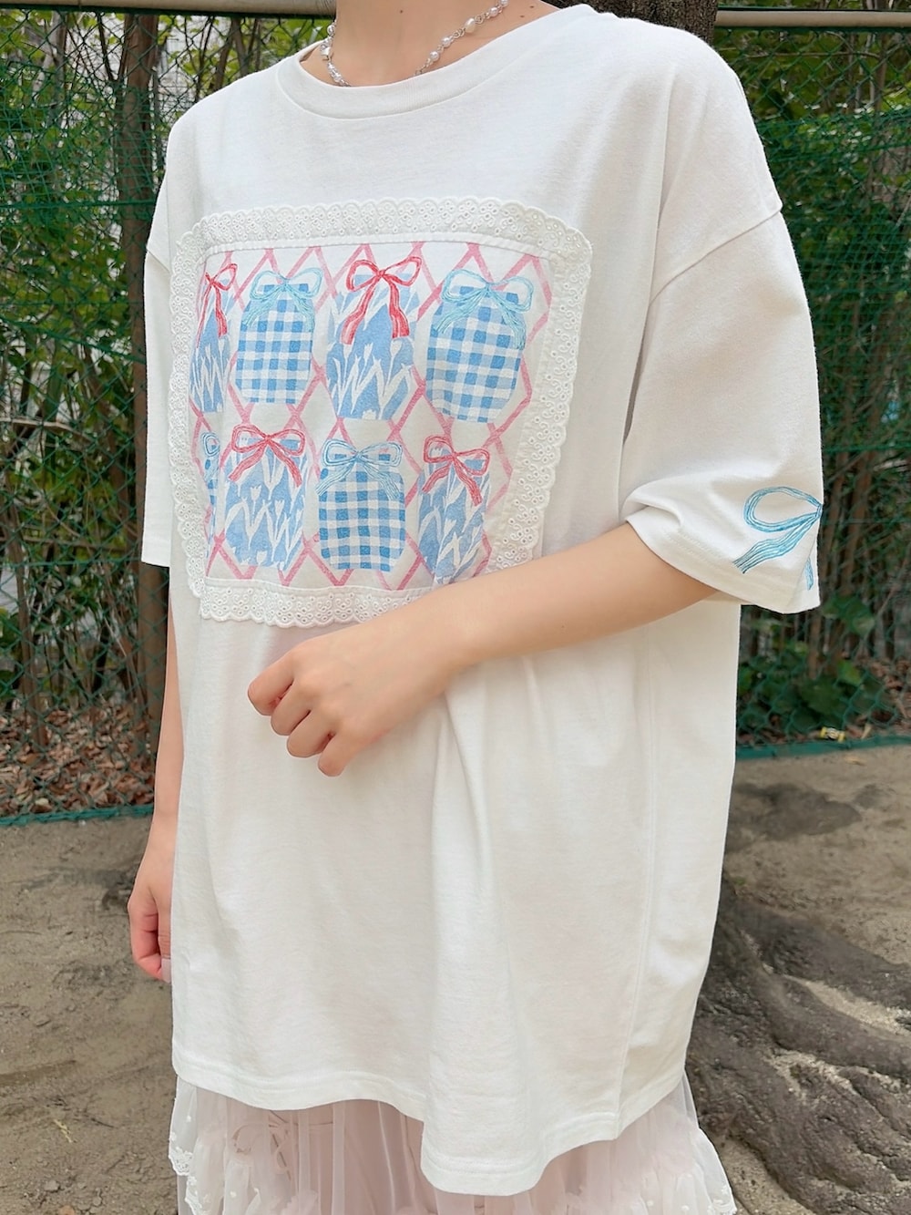 ピンク系のスカート、ピンク系のその他パンツ、ホワイト系のバレエシューズを着用したレディースの春コーディネートの5枚目の写真