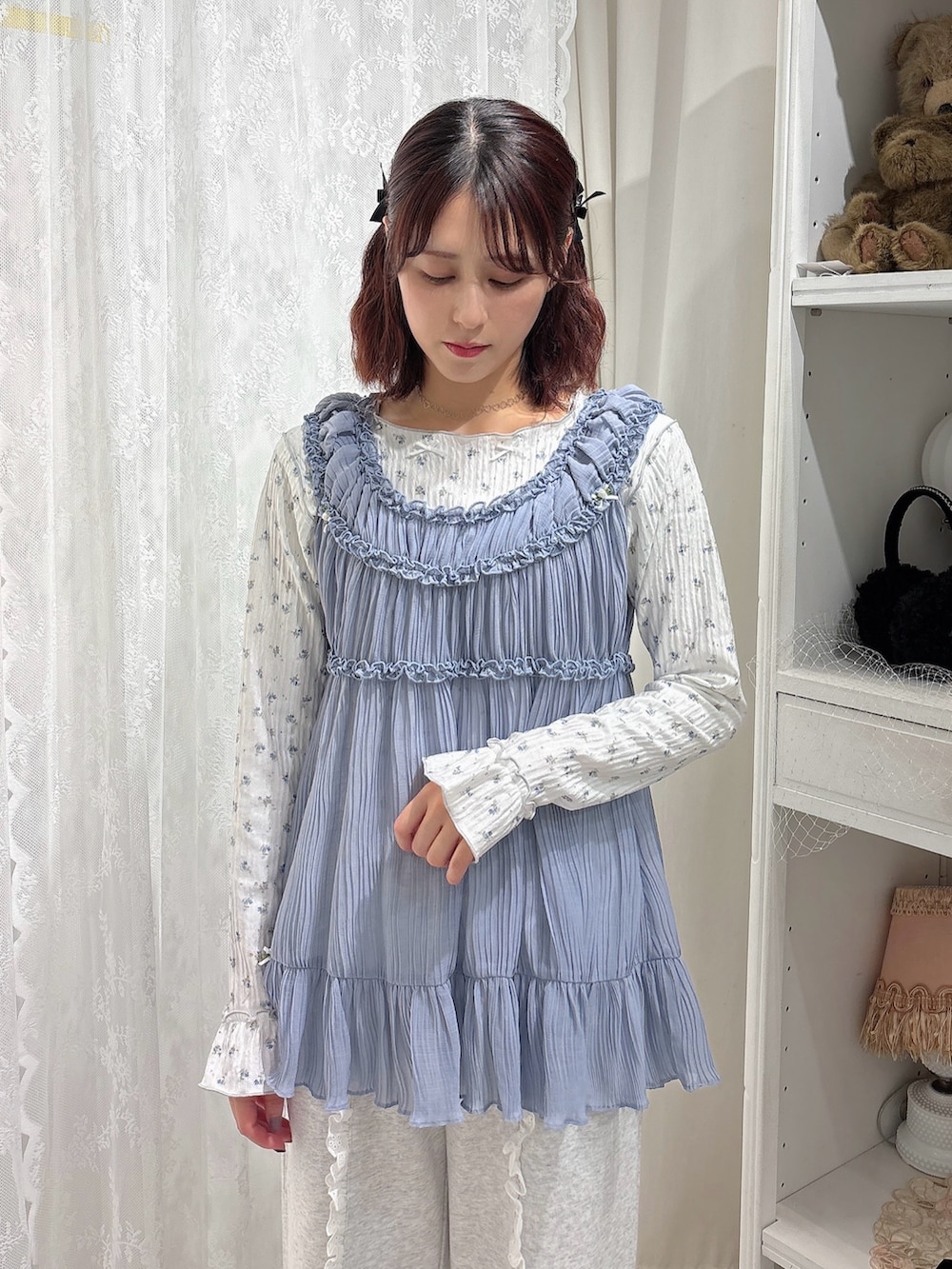 ブルー系のTシャツ/カットソー、ブルー系のチュニック、グレー系のスウェットパンツを着用したレディースの秋コーディネートの3枚目の写真