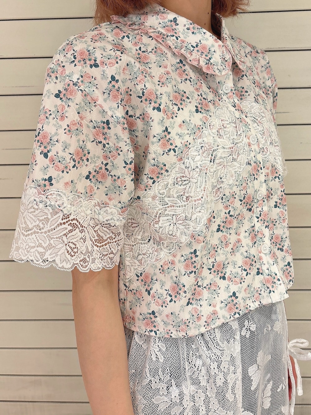 ピンク系のシャツ/ブラウス、ホワイト系のスカート、ブルー系のデニムパンツを着用したレディースの春コーディネートの5枚目の写真