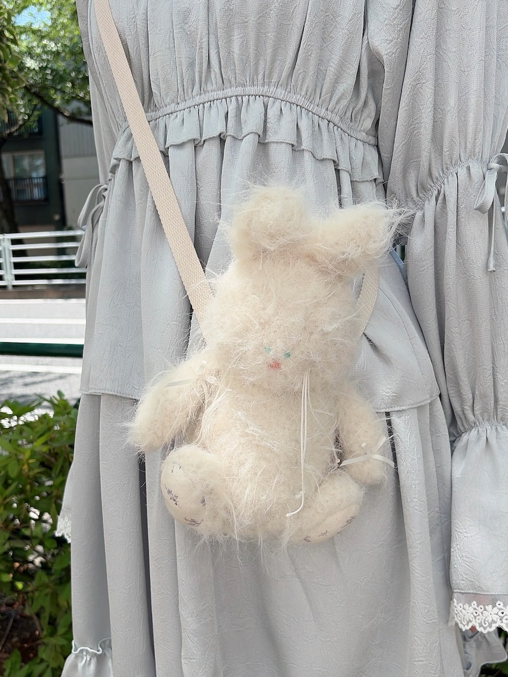 ブルー系のワンピース、ホワイト系のショルダーバッグ、ブルー系のカーゴパンツを着用したレディースの春コーディネートの5枚目の写真