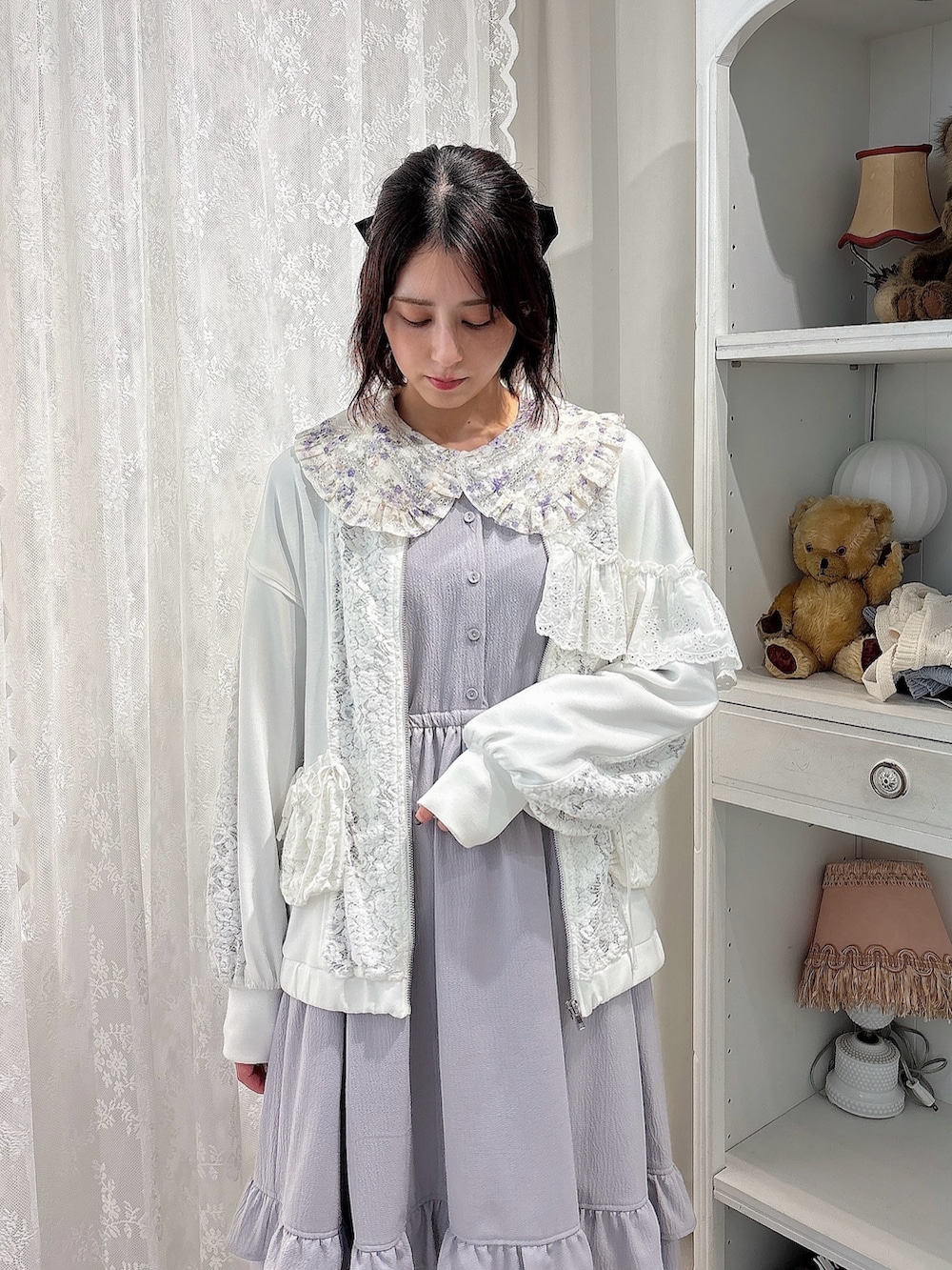 ホワイト系のジャージ、パープル系のワンピース、ホワイト系のスニーカーを着用したレディースの夏コーディネートの3枚目の写真