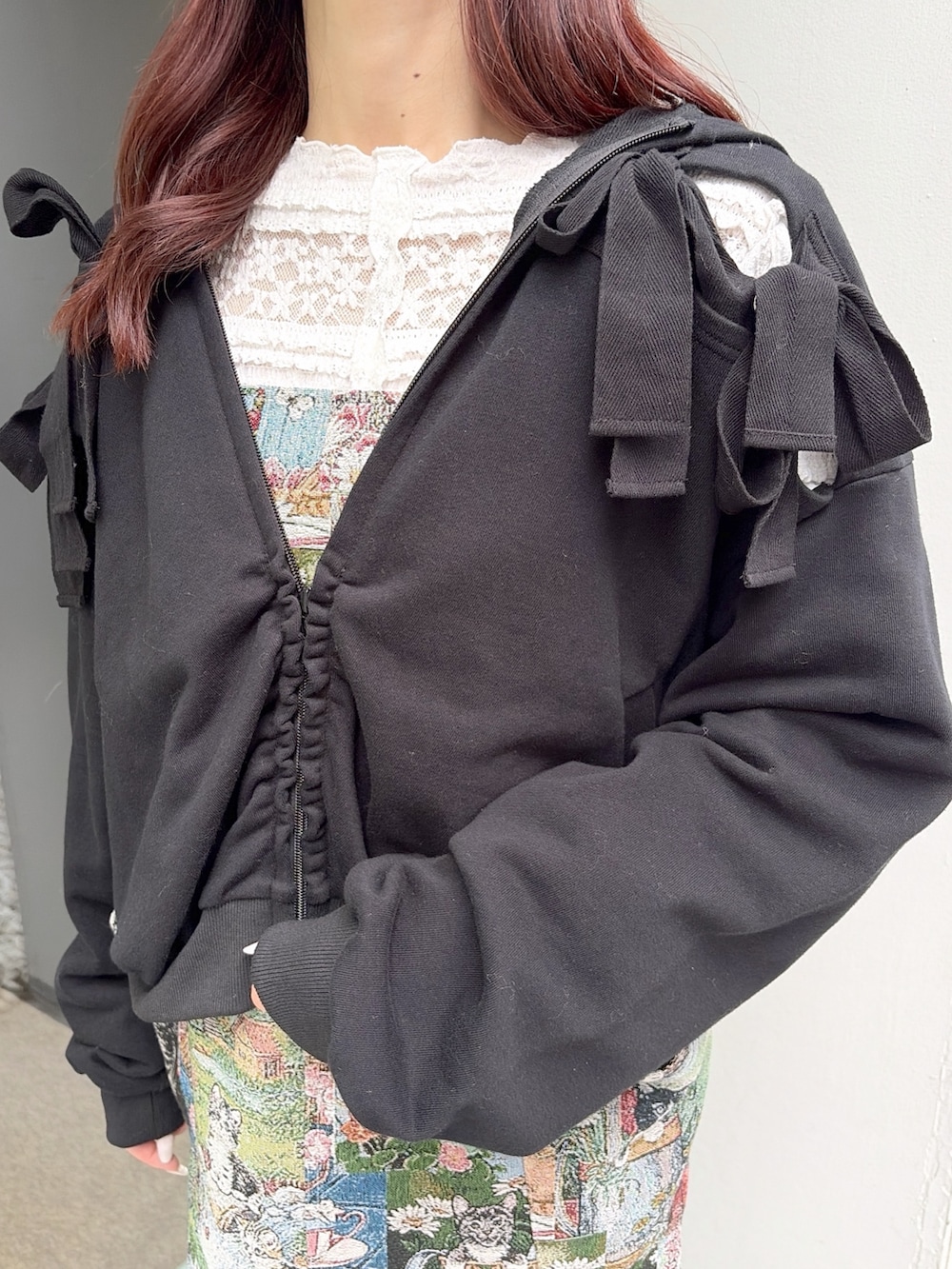 グリーン系のジャンパースカート、ブラック系のパンプス、ホワイト系のTシャツ/カットソーを着用したレディースの夏コーディネートの9枚目の写真