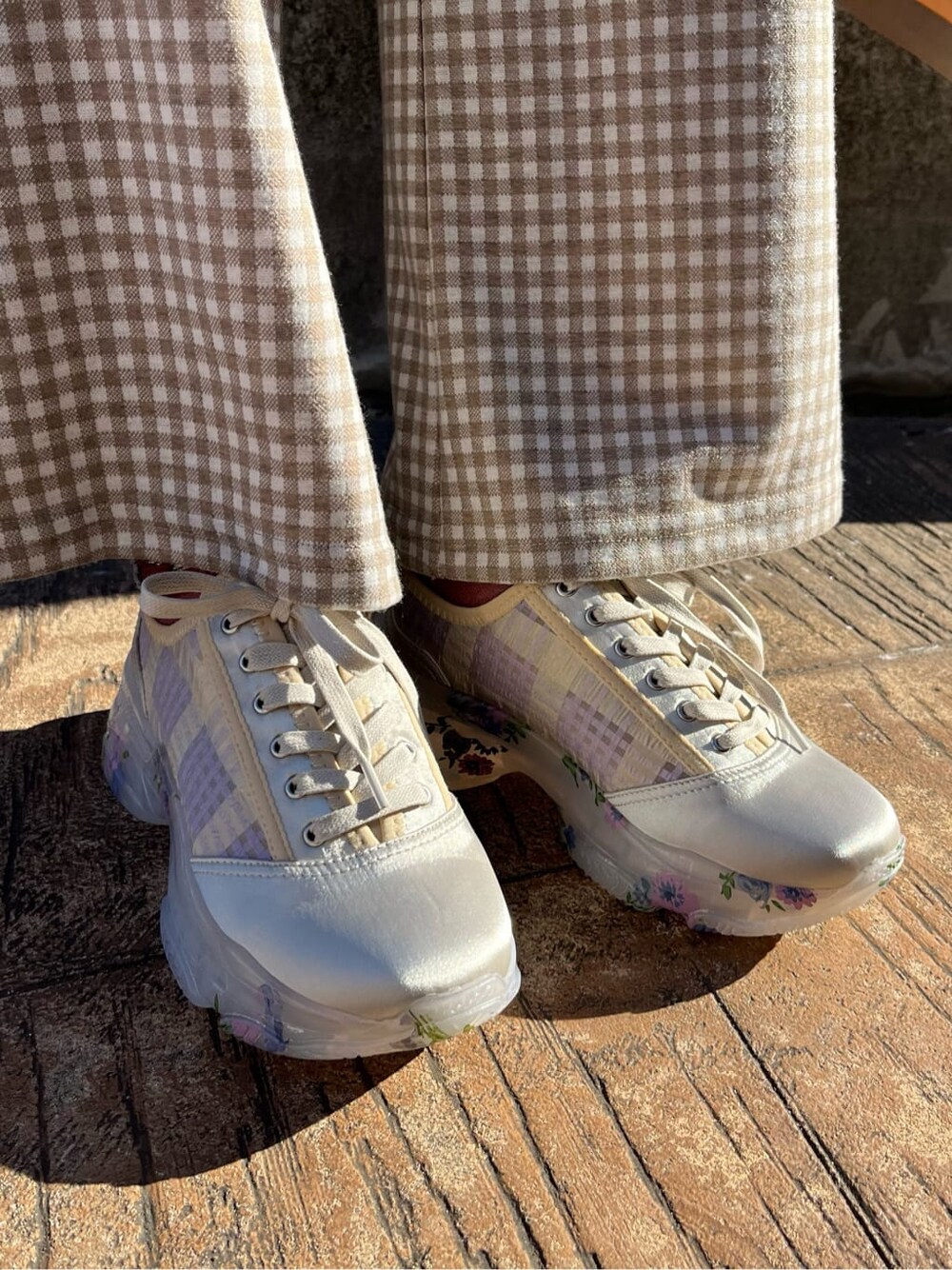 ベージュ系のトレンチコート、ベージュ系のその他パンツ、ホワイト系のスニーカーを着用したレディースの冬コーディネートの4枚目の写真