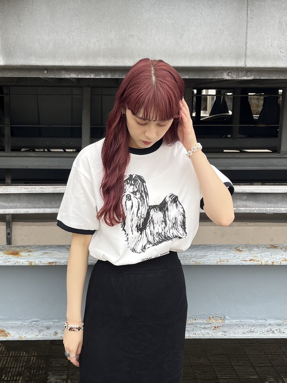 ブラック系のスカート、ホワイト系のTシャツ/カットソー、オレンジ系のパンプスを着用したレディースの春コーディネートの2枚目の写真