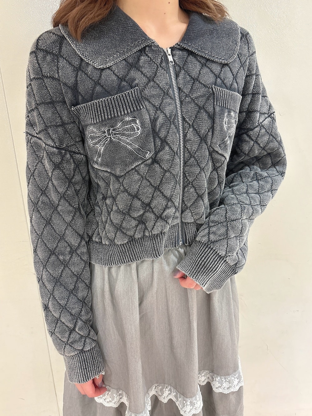 グレー系のカーディガン/ボレロ、グレー系のスカート、ブラック系のバレエシューズを着用したレディースの秋コーディネートの5枚目の写真