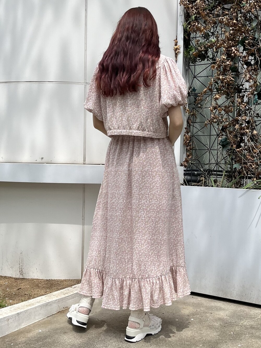 ホワイト系のサンダル、ピンク系のシャツ/ブラウス、ピンク系のスカートを着用したレディースの春コーディネートの2枚目の写真