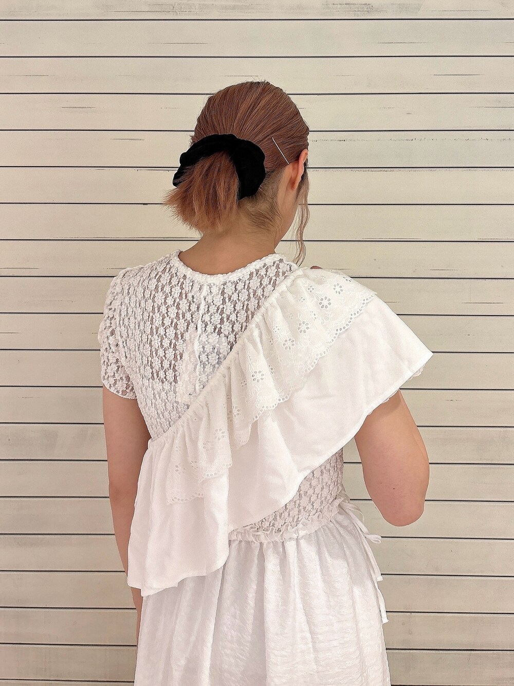 ホワイト系のワンピース、ブルー系のサンダル、ホワイト系の付け襟を着用したレディースの夏コーディネートの4枚目の写真