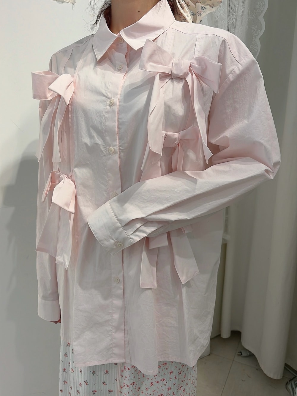 ピンク系のシャツ/ブラウス、ピンク系のスカート、ベージュ系のボストンバッグを着用したレディースの冬コーディネートの5枚目の写真