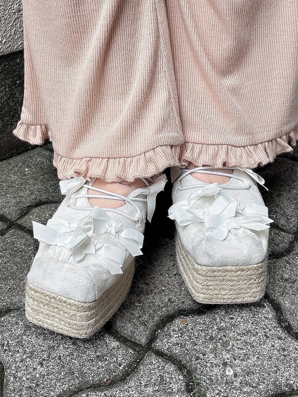 ピンク系のワンピース、ピンク系のスウェットパンツ、ホワイト系のサンダルを着用したレディースの夏コーディネートの8枚目の写真
