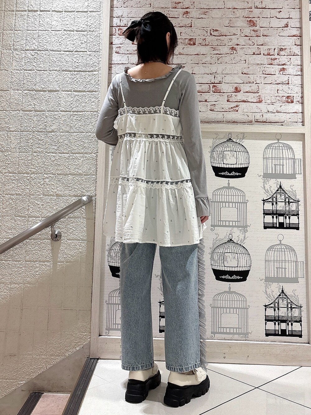 ブルー系のTシャツ/カットソー、ブルー系のキャミソール、ブルー系のデニムパンツを着用したレディースの冬コーディネートの2枚目の写真