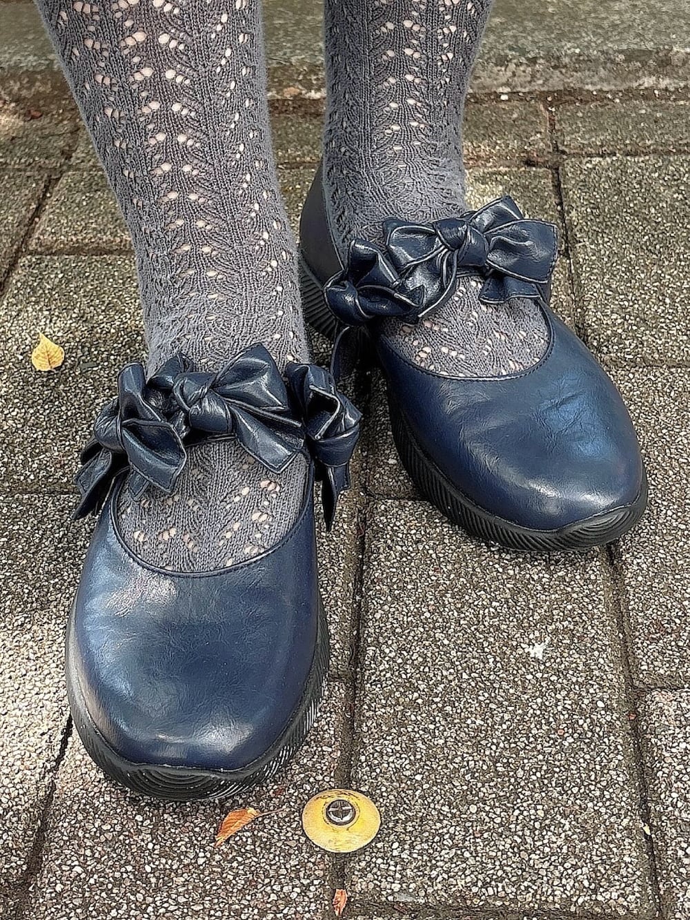 グレー系のスカート、ブルー系のカーディガン/ボレロ、ホワイト系のショルダーバッグを着用したレディースの夏コーディネートの8枚目の写真