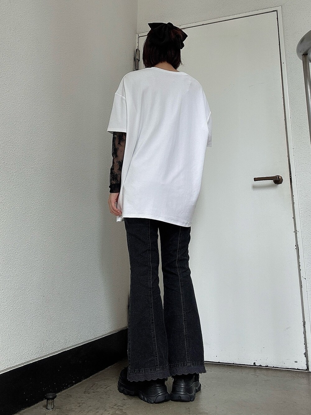 ホワイト系のTシャツ/カットソー、ブラック系のTシャツ/カットソー、ブラック系のデニムパンツを着用したレディースの夏コーディネートの2枚目の写真