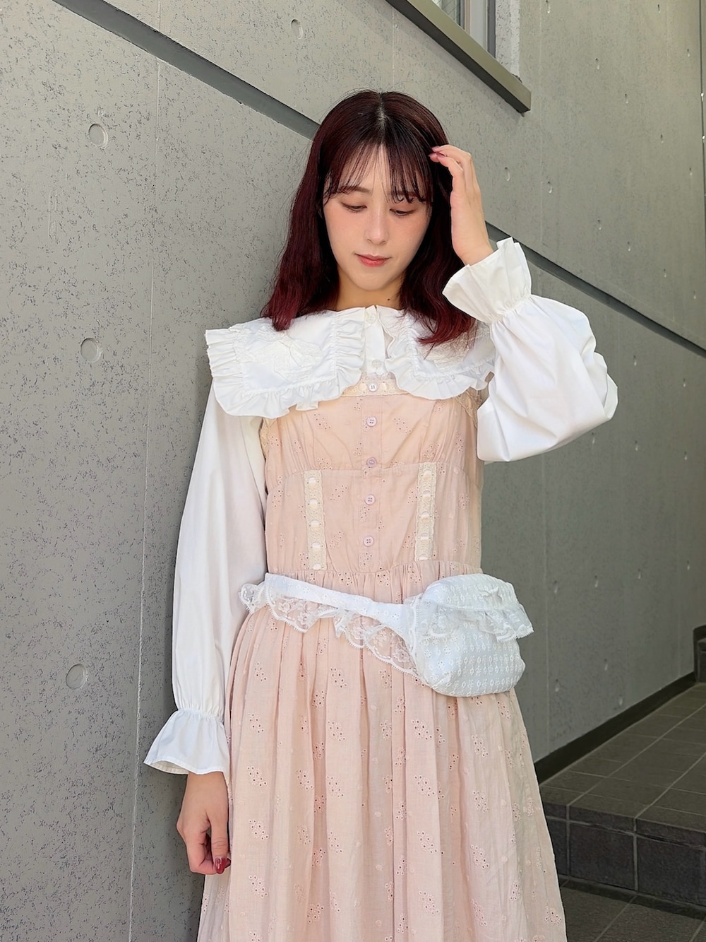 ホワイト系のシャツ/ブラウス、ピンク系のワンピース、ホワイト系のボディバッグ/ウエストポーチを着用したレディースの冬コーディネートの3枚目の写真