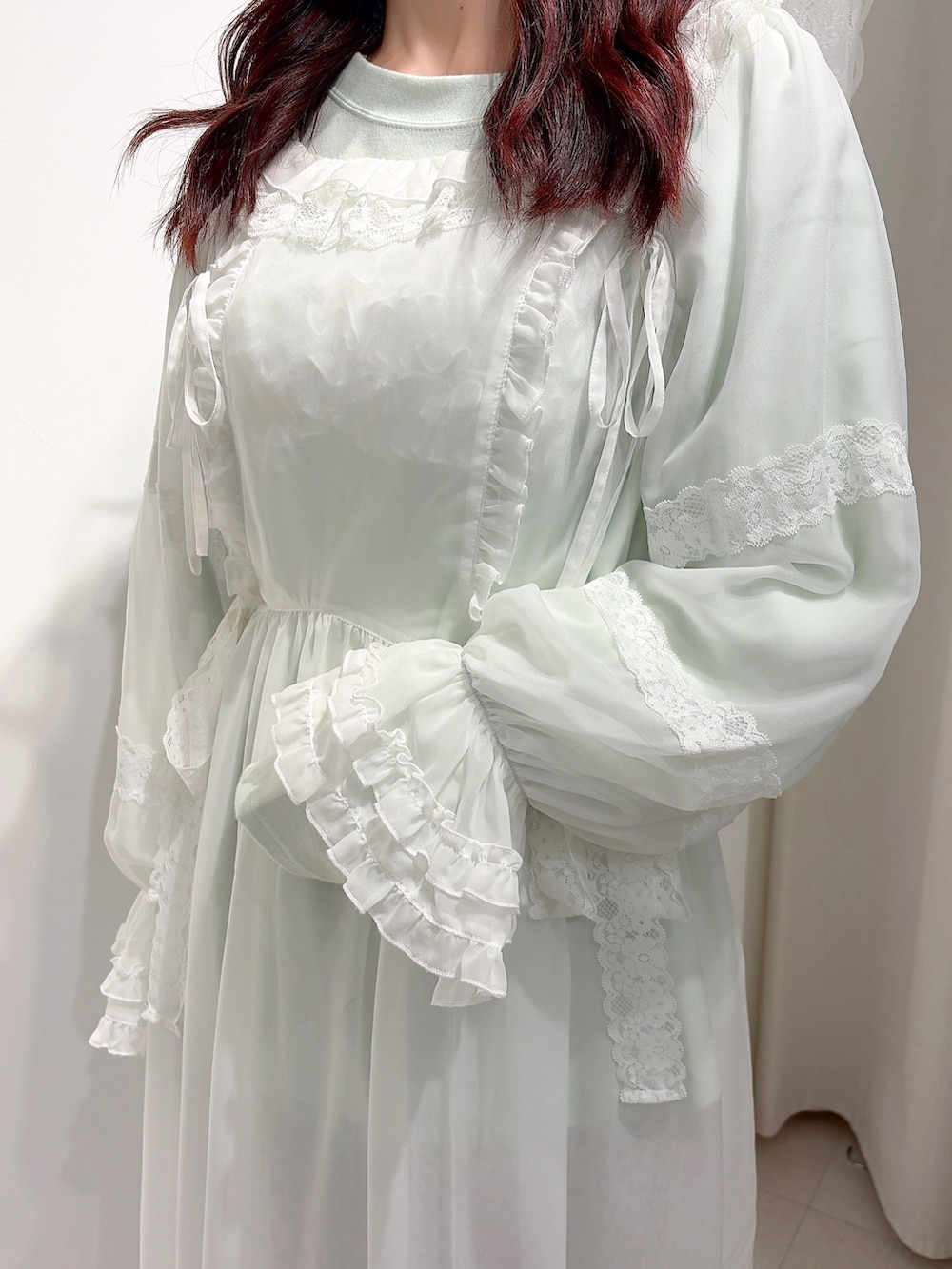 グリーン系のTシャツ/カットソー、ホワイト系のワンピース、ブルー系のカーゴパンツを着用したレディースの秋コーディネートの6枚目の写真