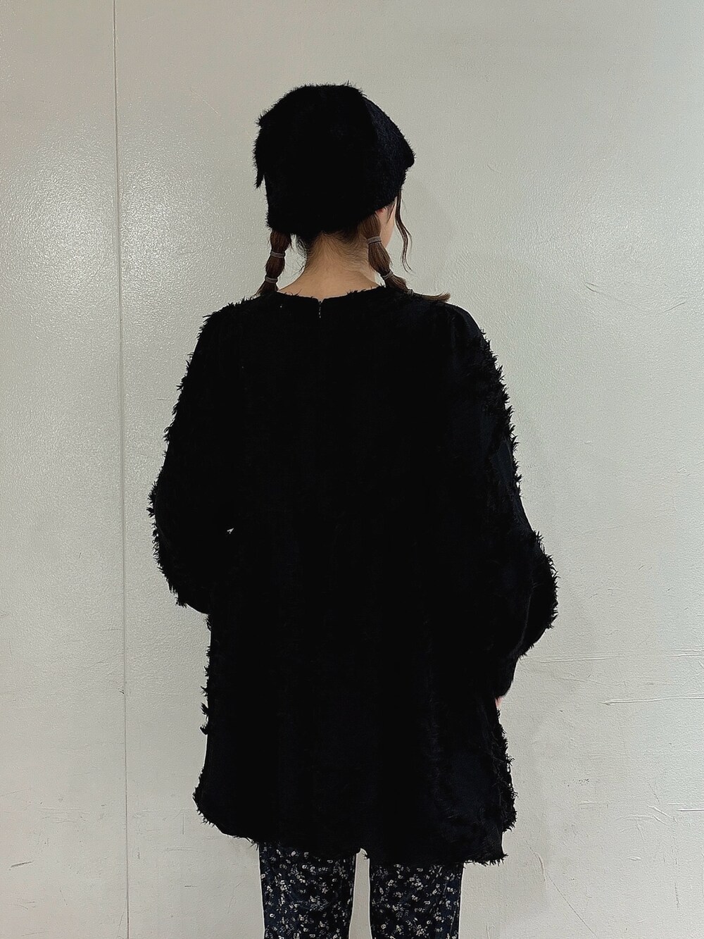 ブラック系のワンピース、ブラック系のスラックス、ブラック系のローファーを着用したレディースの秋コーディネートの4枚目の写真