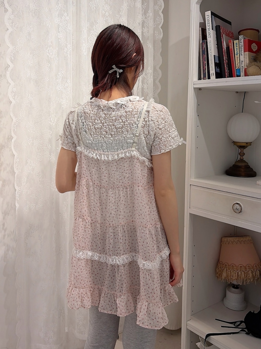 ピンク系のワンピース、ホワイト系のTシャツ/カットソー、グレー系のその他パンツを着用したレディースの春コーディネートの4枚目の写真