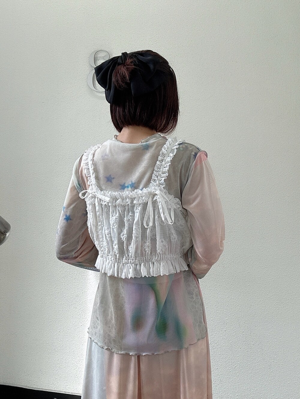 ピンク系のスカート、ホワイト系のシャツ/ブラウス、ピンク系のTシャツ/カットソーを着用したレディースの夏コーディネートの4枚目の写真