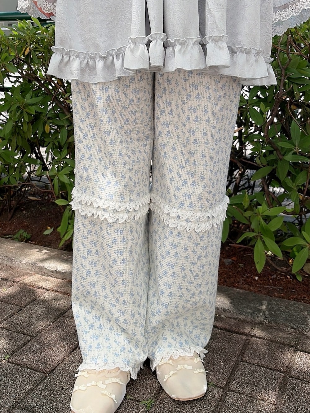 ブルー系のワンピース、ホワイト系のショルダーバッグ、ブルー系のカーゴパンツを着用したレディースの春コーディネートの7枚目の写真