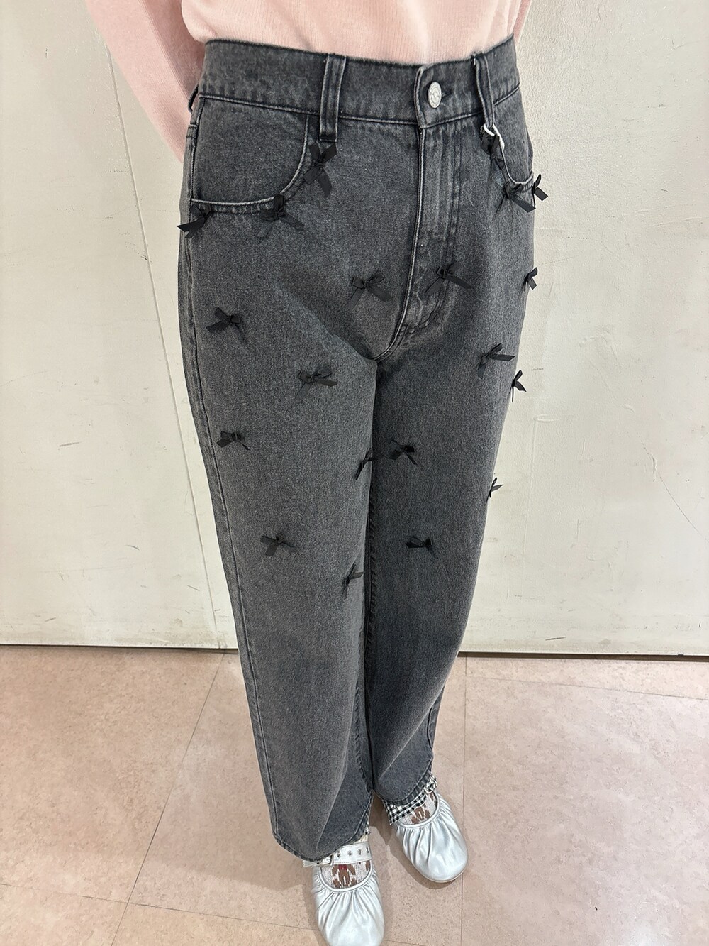 ブラック系のデニムパンツ、シルバー系のバレエシューズ、その他のブルゾンを着用したレディースの秋コーディネートの7枚目の写真