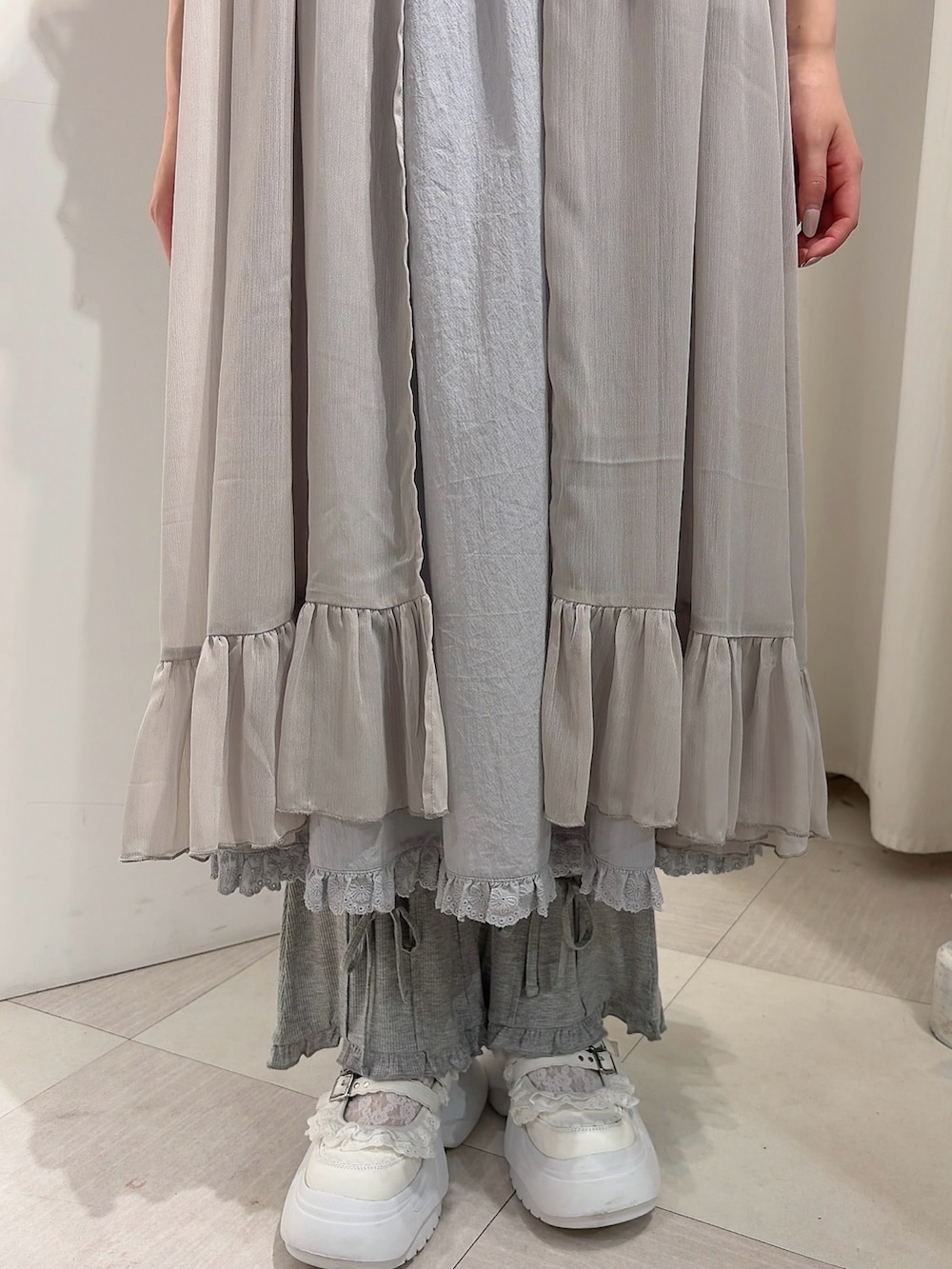 グレー系のワンピース、ブルー系のワンピース、グレー系のその他パンツを着用したレディースの春コーディネートの6枚目の写真