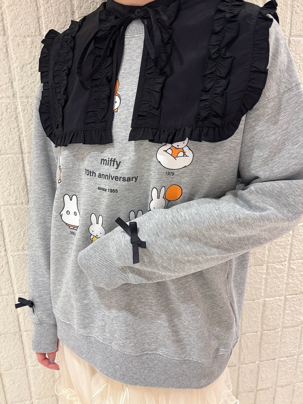 ブラック系のシャツ/ブラウス、グレー系のスウェット、ホワイト系のスカートを着用したレディースの冬コーディネートの4枚目の写真