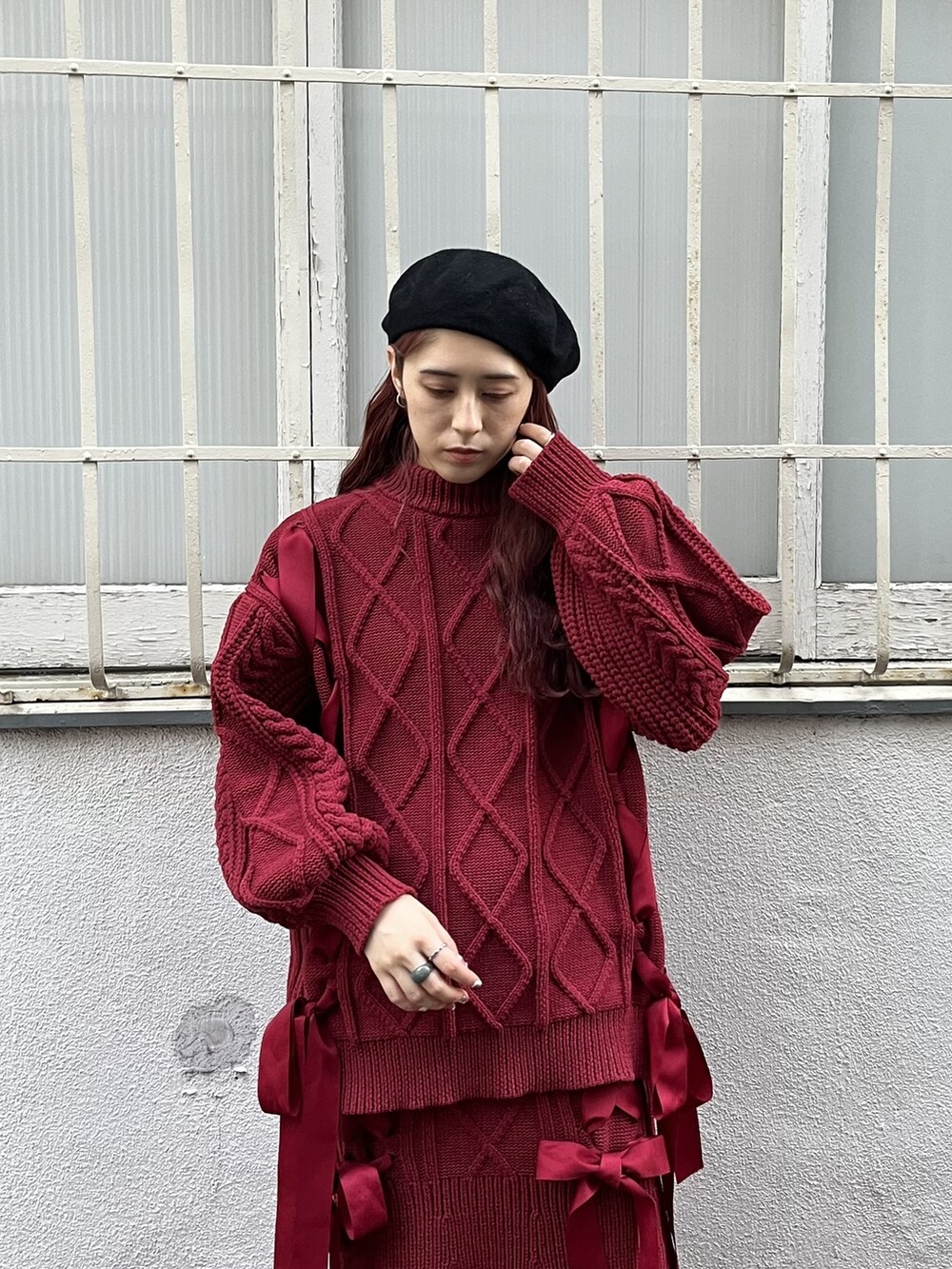 ブラック系のサンダル、レッド系のスカート、レッド系のニット/セーターを着用したレディースの夏コーディネートの2枚目の写真