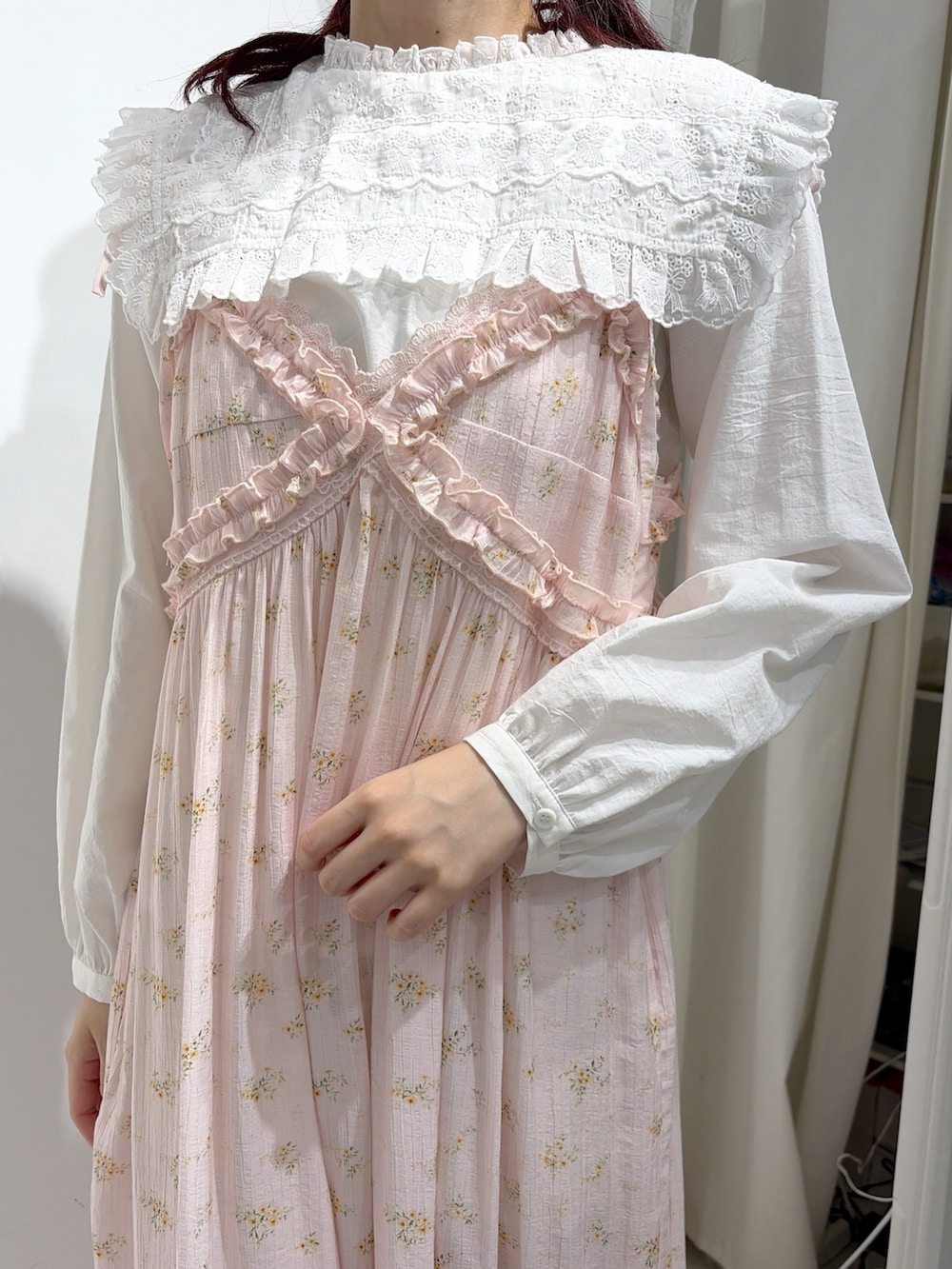 ホワイト系のシャツ/ブラウス、その他のワンピース、ピンク系のハンドバッグを着用したレディースの夏コーディネートの6枚目の写真