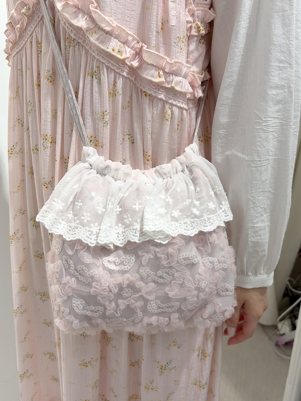 ホワイト系のシャツ/ブラウス、その他のワンピース、ピンク系のハンドバッグを着用したレディースの夏コーディネートの5枚目の写真