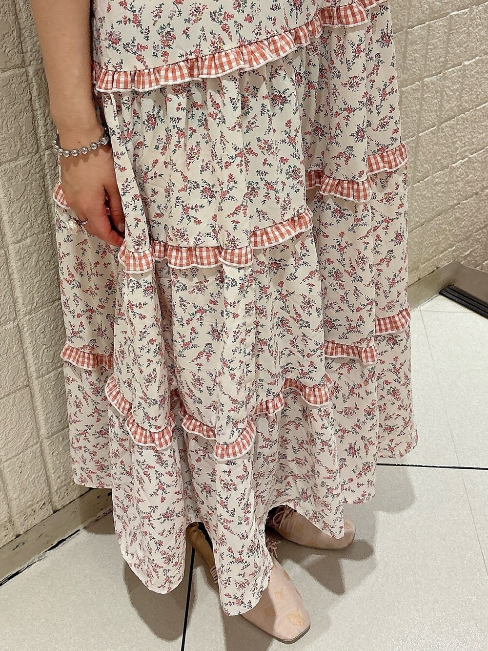 ピンク系のワンピース、ピンク系のTシャツ/カットソー、ゴールド系のバレエシューズを着用したレディースの春コーディネートの6枚目の写真