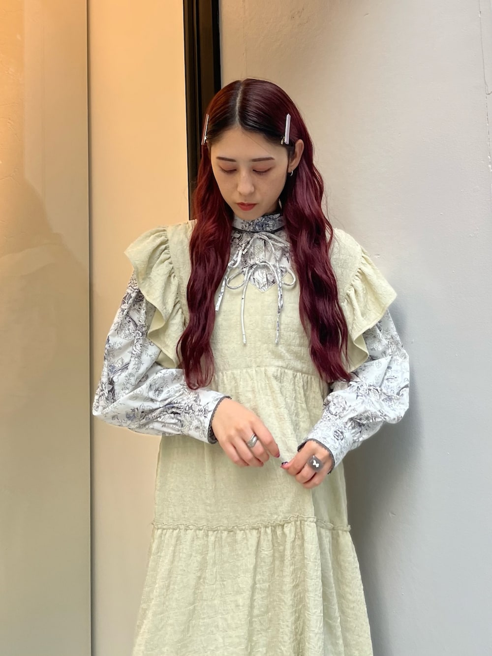 ブラック系のパンプス、グレー系のシャツ/ブラウス、グリーン系のワンピースを着用したレディースの冬コーディネートの2枚目の写真